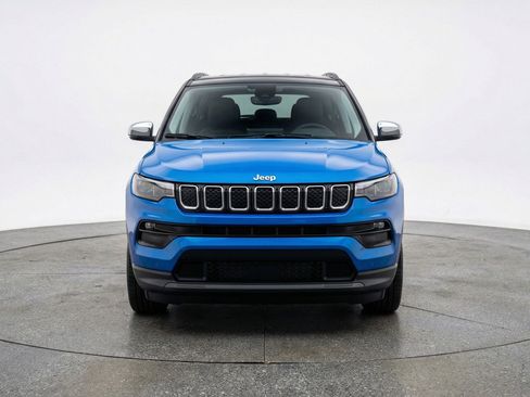 Used 2025 Jeep Compass Limited AWD/4WD image 2