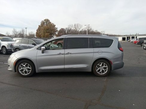 Used 2019 Chrysler Pacifica Limited image 4