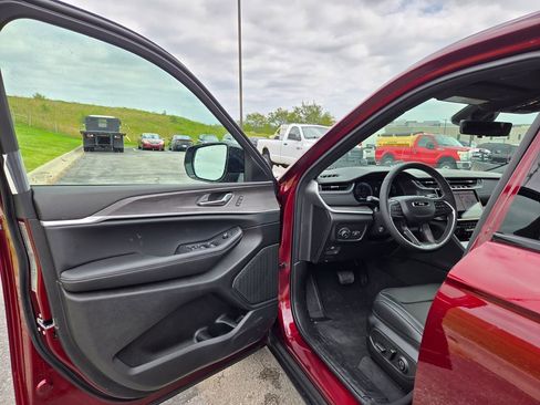 New 2025 Jeep Grand Cherokee Limited w/ Luxury Tech Group II image 11