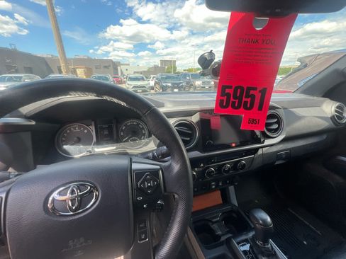Certified 2018 Toyota Tacoma TRD Off-Road AWD/4WD image 9
