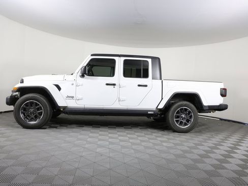 Used 2020 Jeep Gladiator Overland image 2