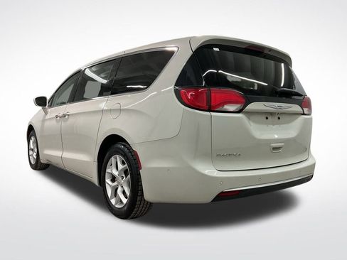 Used 2019 Chrysler Pacifica Touring Plus w/ Advanced Safetytec Group image 2