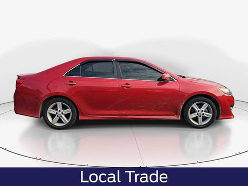 Used 2014 Toyota Camry SE w/ Moonroof Package FWD image 3