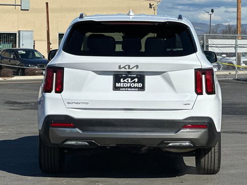 Used 2024 Kia Sorento S image 5