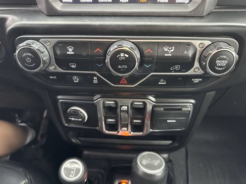 Used 2022 Jeep Wrangler Unlimited Sahara AWD/4WD image 19