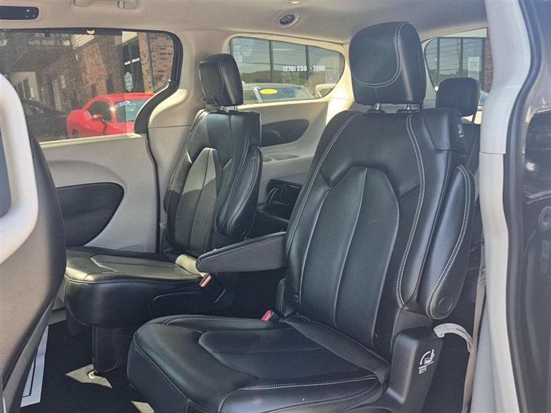 Used 2023 Chrysler Pacifica Touring-L FWD image 11