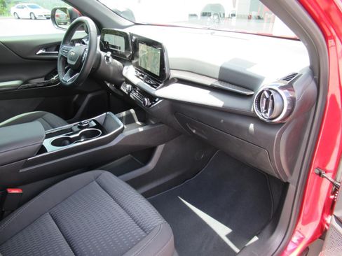 Used 2026 Chevrolet Equinox LT FWD image 11