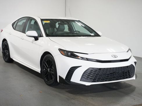 Certified 2025 Toyota Camry SE image 3