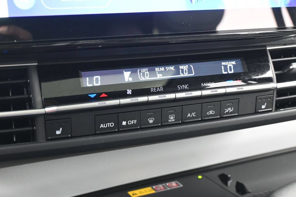 Used 2025 Toyota Sienna XLE w/ XLE Plus Package FWD image 20