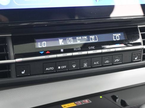 Used 2025 Toyota Sienna XLE w/ XLE Plus Package FWD image 20