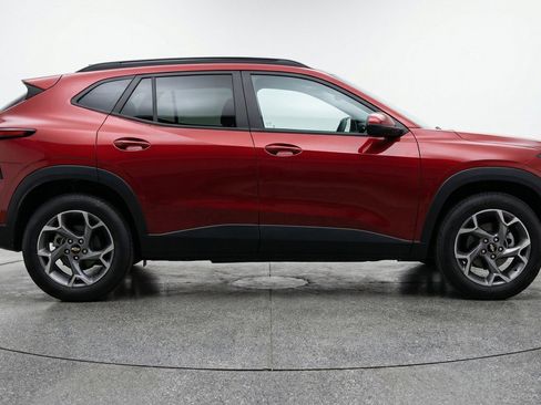 Used 2025 Chevrolet Trax LT w/ LT Convenience Package FWD image 11