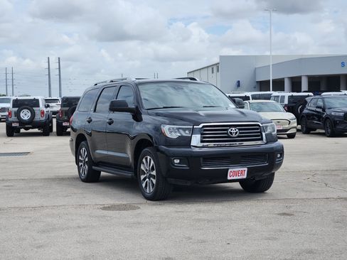 Used 2018 Toyota Sequoia SR5 RWD image 3