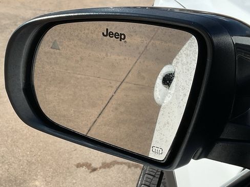 Used 2023 Jeep Compass Latitude image 11