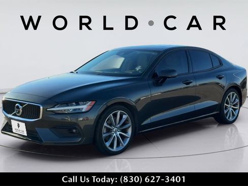 Used 2020 Volvo S60 T5 Momentum image 4