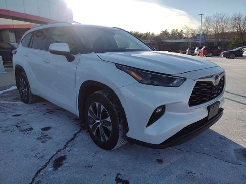 Used 2023 Toyota Highlander XLE image 11