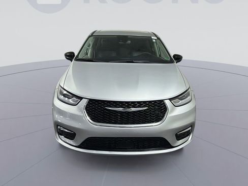 Used 2024 Chrysler Pacifica Touring-L image 11