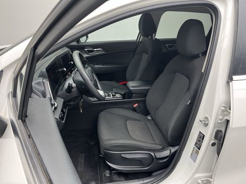 Used 2023 Kia Sportage LX image 8