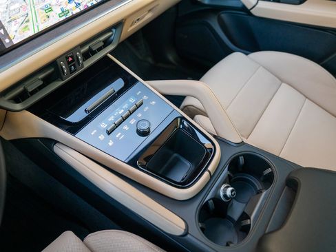 Used 2025 Porsche Cayenne image 19