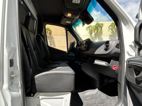 Used 2021 Mercedes-Benz Sprinter 4500 image 31