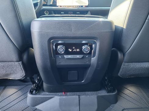 New 2026 Chevrolet Suburban High Country image 17