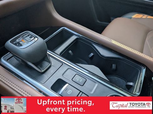 Used 2024 Nissan Pathfinder Platinum w/ Black Appearance Package AWD/4WD image 25