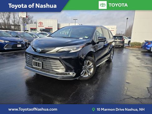 Certified 2022 Toyota Sienna Platinum image 1