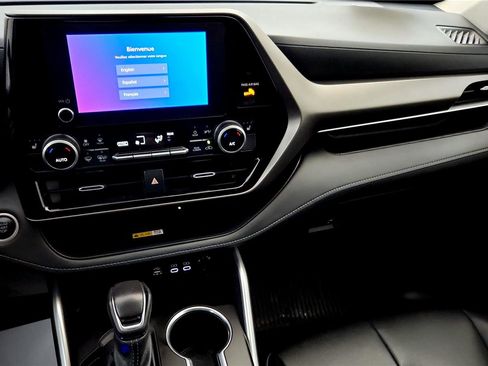 Used 2024 Toyota Highlander XLE AWD/4WD image 31