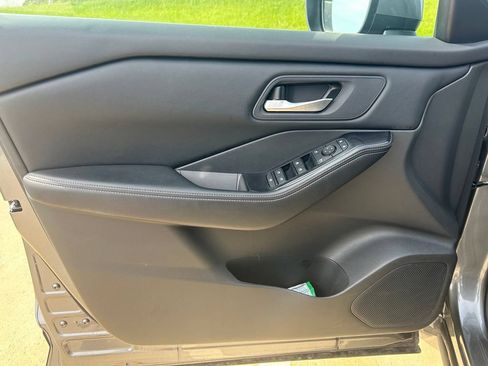 Used 2025 Nissan Rogue SV FWD image 10