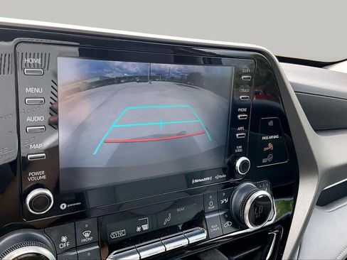 Used 2022 Toyota Highlander XLE FWD image 23
