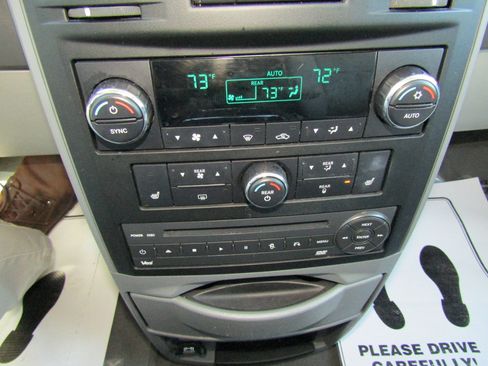 Used 2008 Chrysler Town & Country Touring FWD image 26