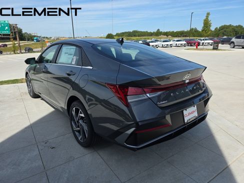 Certified 2025 Hyundai Elantra Limited FWD image 11