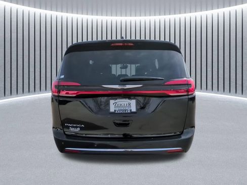 New 2026 Chrysler Pacifica Select image 10