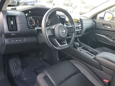 Used 2025 Nissan Pathfinder SL image 9