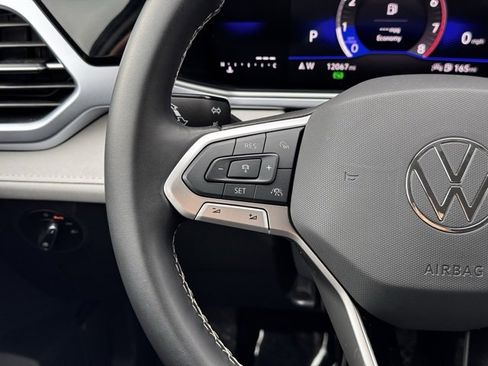 Used 2025 Volkswagen Taos SE image 25