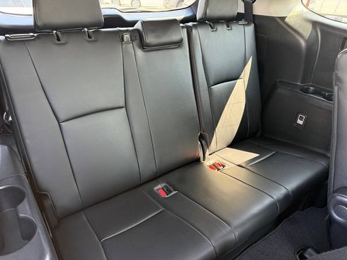 Used 2022 Toyota Highlander XLE AWD/4WD image 21