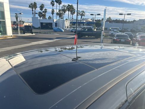 Used 2022 Chrysler Pacifica Limited w/ S Appearance Package image 12