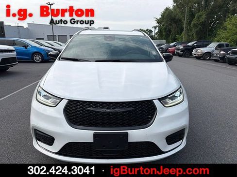 Used 2025 Chrysler Pacifica Limited FWD image 8