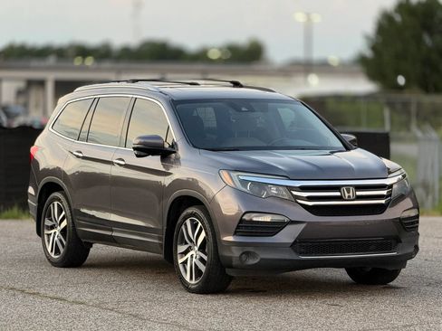 Used 2017 Honda Pilot Touring image 1