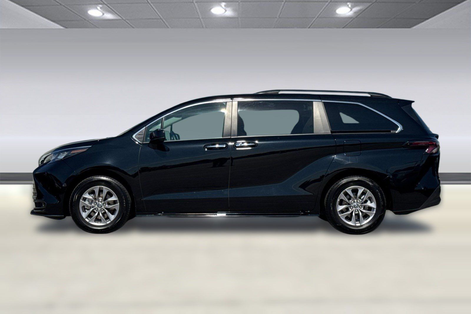 Used 2025 Toyota Sienna XLE FWD image 2