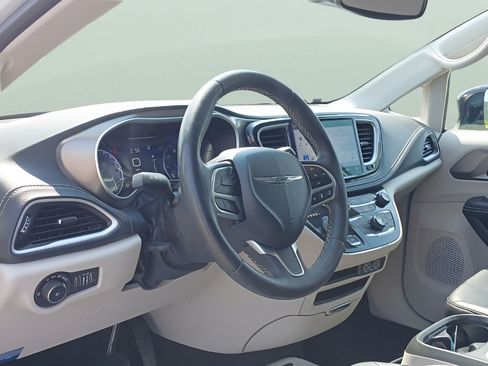 Used 2024 Chrysler Pacifica Touring-L FWD image 16