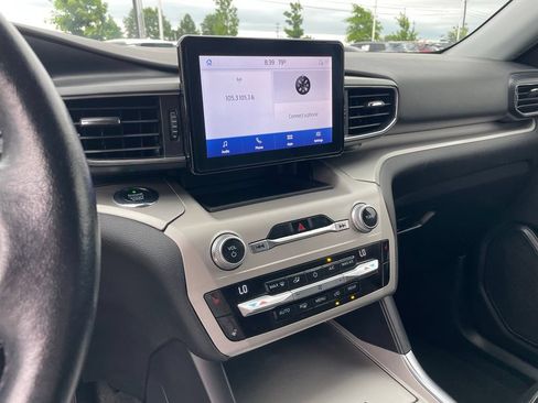 Used 2021 Ford Explorer XLT w/ Equipment Group 202A AWD/4WD image 15