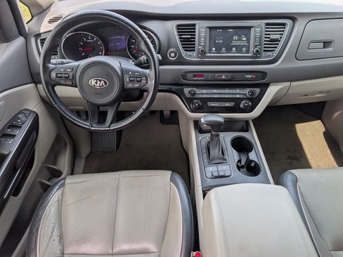 Used 2017 Kia Sedona LX w/ LX Essentials Premium Package FWD image 6