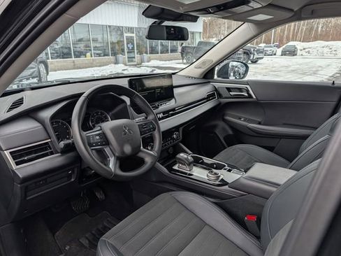 Used 2025 Mitsubishi Outlander SE image 12