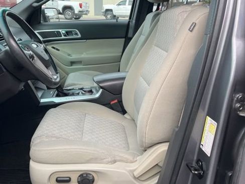 Used 2014 Ford Explorer XLT image 25