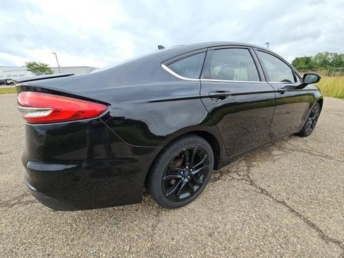 Used 2020 Ford Fusion SE w/ Equipment Group 151A FWD image 3