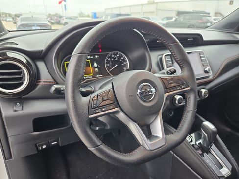 Used 2018 Nissan Kicks SR image 16