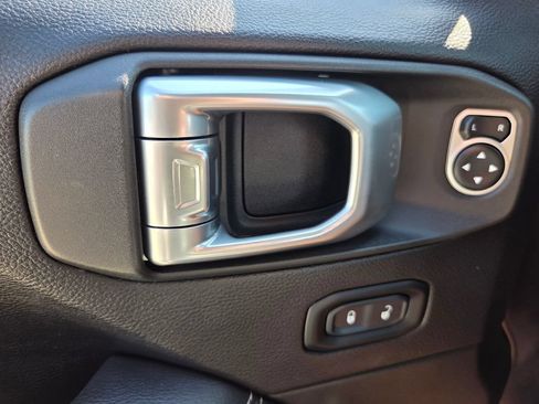 Used 2019 Jeep Wrangler Unlimited Sahara AWD/4WD image 29