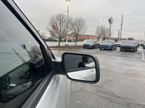 Used 2018 Ford Explorer XLT w/ Equipment Group 202A image 8