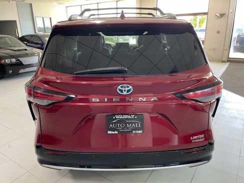 Used 2021 Toyota Sienna Limited image 6