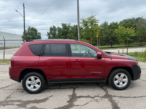 Used 2016 Jeep Compass Latitude FWD image 2